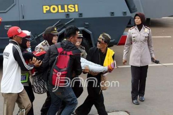 Honorer Bertumbangan, di Mana Jokowi? - JPNN.COM