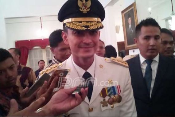 Baru Dilantik, Gubernur Ganteng Langsung Curhat soal Banjir - JPNN.COM