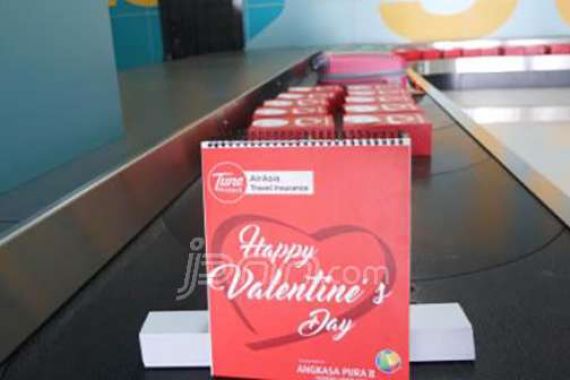 Valentine: Air Asia Beri Kejutan untuk Penumpang...Yang Jomblo Juga Dapat - JPNN.COM