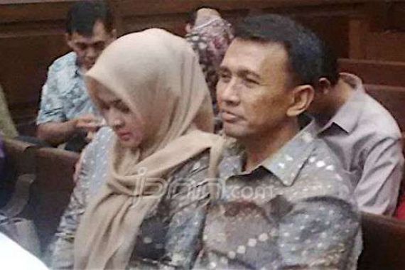 Lihat Nih, Mas Gatot dan Mbak Evy Pamer Kemesraan Jelang Sidang Tuntutan - JPNN.COM