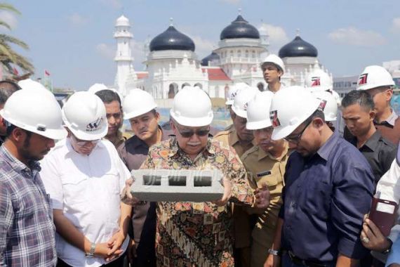 Di Masjid Baiturrahman, Gubernur: Buang Saja itu Batako! - JPNN.COM
