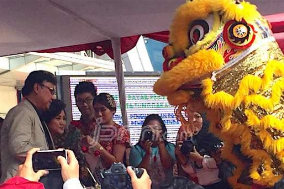 Menteri Tjahjo Dapat Bunga dari Barongsai - JPNN.COM