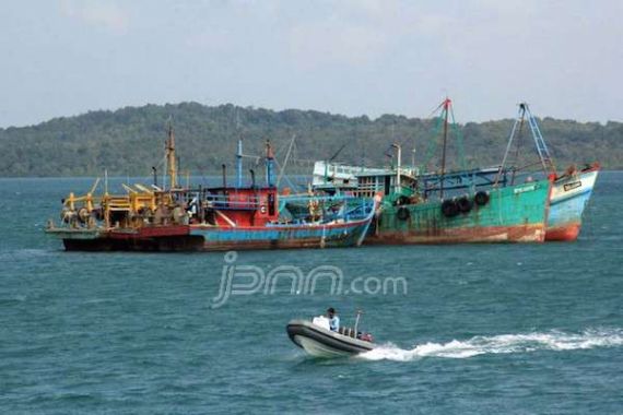 Duarrrâ€¦. Sepuluh Kapal Pencuri Ikan Diledakkan di Batam - JPNN.COM
