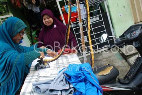 UNIK! Gokil: Jasa Setrika Keliling di Bekasi yang Omzetnya Boleh Juga - JPNN.COM