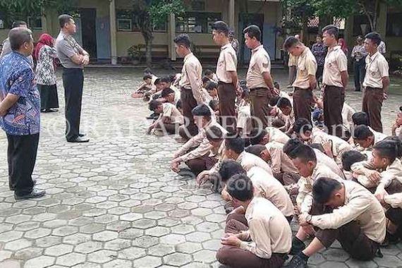 Halangi Murid Bolos, Guru BK Nyaris Dikeroyok - JPNN.COM