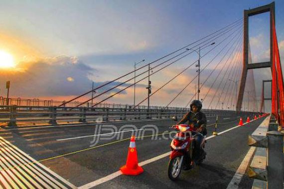 Horeee... Tarif Tol Suramadu Turun 50 Persen, Motor Digratiskan - JPNN.COM