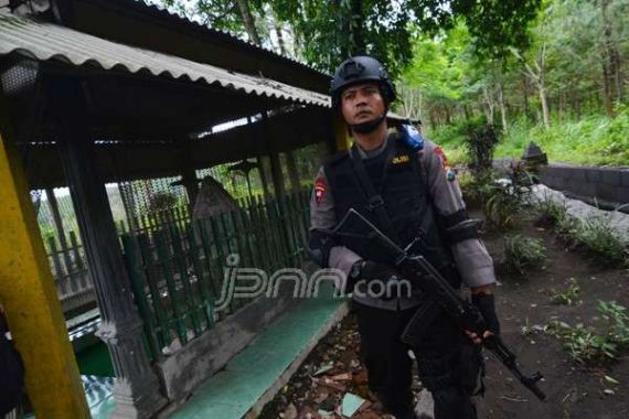 Cerita Juru Kunci tentang Teroris yang Ngumpet di Makam Keramat - JPNN.COM