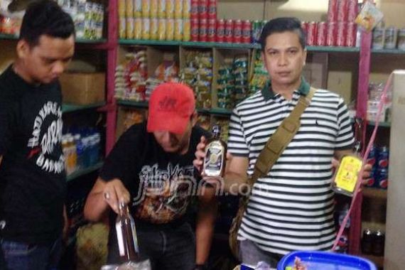 Operasi Pekat, Polisi Sita Puluhan Botol Miras - JPNN.COM