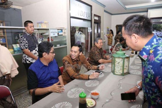 Kunjungi Jogja, SBY Mampir di Warung Soto Favorit - JPNN.COM