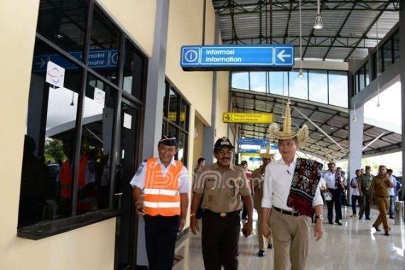 Tinjau Bandara Matahora, Menteri Jonan Bilang Begini - JPNN.COM