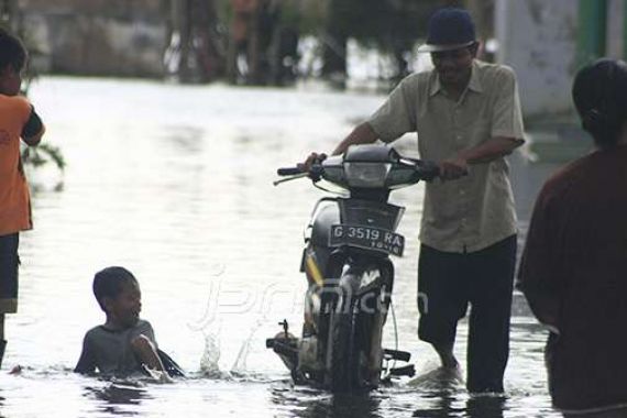 Banjir Kiriman Rendam Puluhan Rumah di Cirebon - JPNN.COM