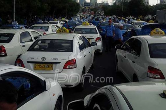 Aksi Sopir Taksi Bikin Semanggi Macet Total - JPNN.COM