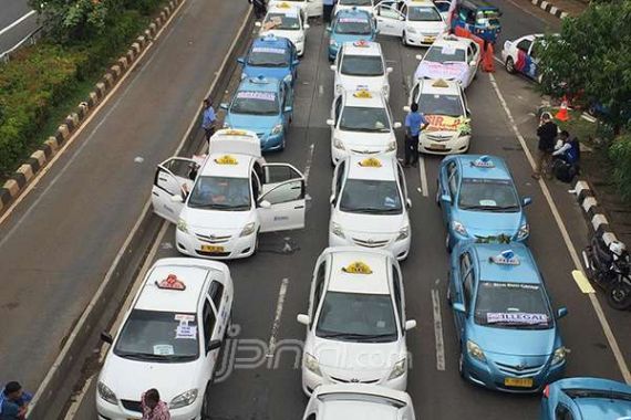 Sopir Taksi Ogah Angkat Kaki Sebelum... - JPNN.COM