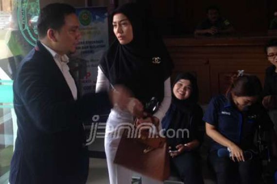 Saat Hadiri Sidang Cerai, Artis Cantik Berhijab Ini Bilang Begini - JPNN.COM