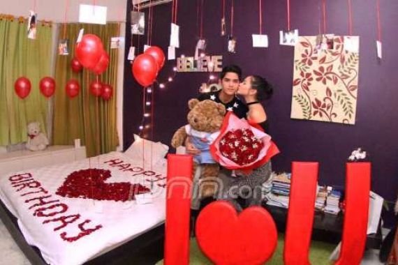 So Sweet, Beri Surprise Pacar, Al Dapat Kecupan - JPNN.COM