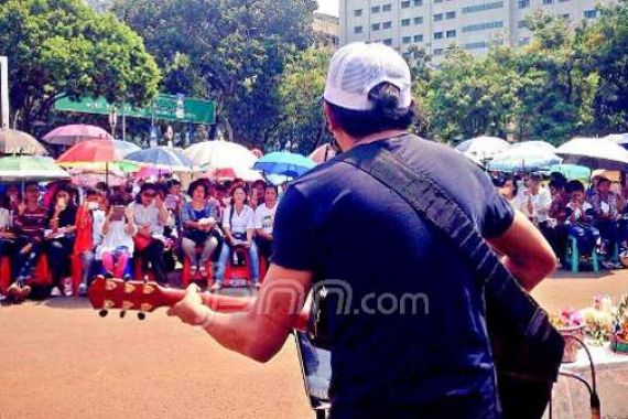 Sedih, di Trotoar Depan Istana, Glenn Fredly Rayakan Paskah - JPNN.COM