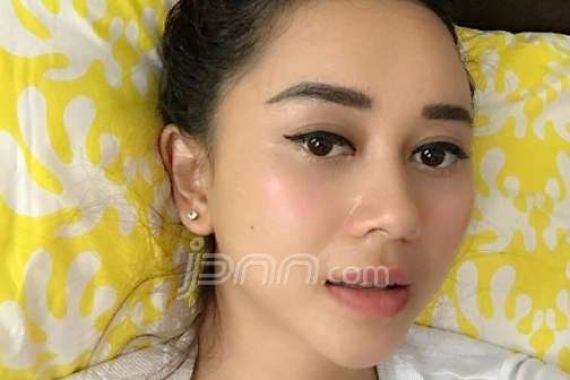 Upload Lagu Sedih, Aura Kasih Malah Kebanjiran Komen Dagang - JPNN.COM