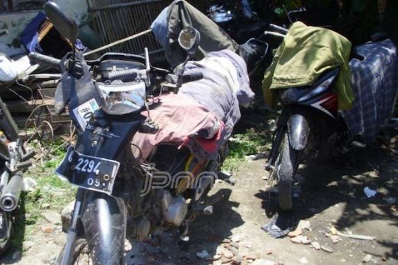 Truk Seruduk Pangkalan Ojek, 14 Motor Ringsek - JPNN.COM