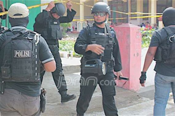 Densus Temukan Bom dan Senjata Rakitan dari Penggerebekan di Surabaya - JPNN.COM