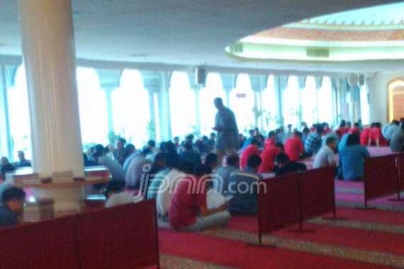 Jam Istirahat, Karyawan Pilih Tadarus di Masjid - JPNN.COM