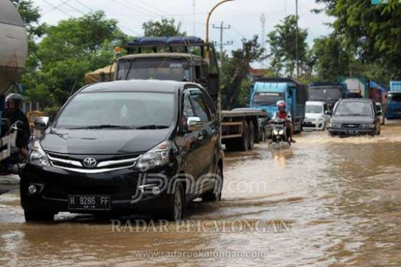 Banjir Datang, Pantura Kendal Macet Panjang - JPNN.COM