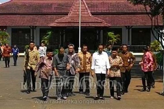 Hi.. Hi... Hi... Pak Bupati Eks TNI Diusir Paspampres Pengawal Jokowi - JPNN.COM