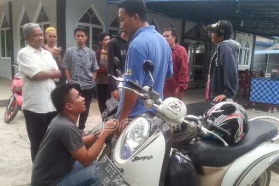 Lihat nih, Pencuri Menangis Menyembah Korbannya di Masjid - JPNN.COM