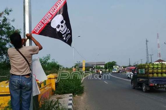 Hiii..Banyak Bendera Gambar Tengkorak Sepanjang Jalur Mudik - JPNN.COM