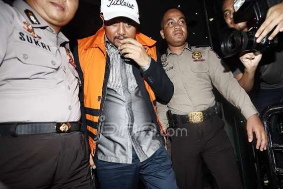 Digelandang ke Mobil Tahanan, Anak Buah SBY Sembunyikan Wajahnya - JPNN.COM