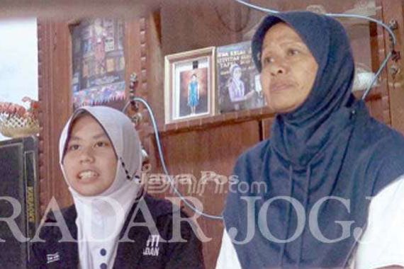 Hamdalah, Si Putri Penjual Gorengan Diterima di Fakultas Kedokteran UGM - JPNN.COM
