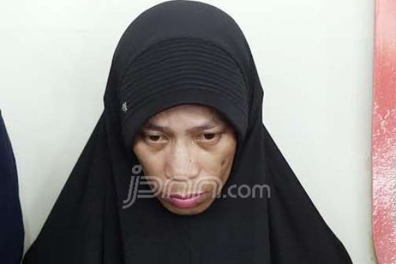 Jangan Terkecoh!! Lihat Nih, Penampakan Anwar Saat Pakai Kerudung - JPNN.COM