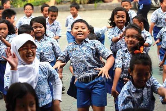 Bukan Hanya Ngedrop Anak di Depan Gerbang Sekolah - JPNN.COM