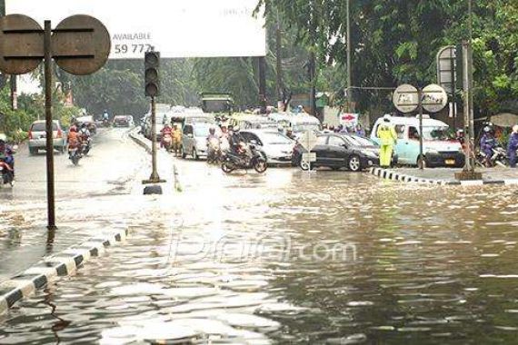 Banjir Sejam, Jalan Cirendeu Terendam - JPNN.COM