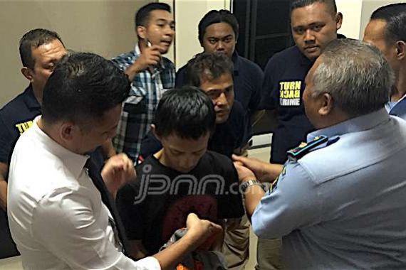 Polisi Serahkan Anwar ke Rutan Lagi, Nih Fotonya... - JPNN.COM