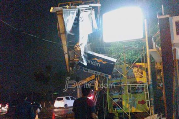 Papan Reklame Tumbang, Pertigaan Gaplek Macet Panjang - JPNN.COM