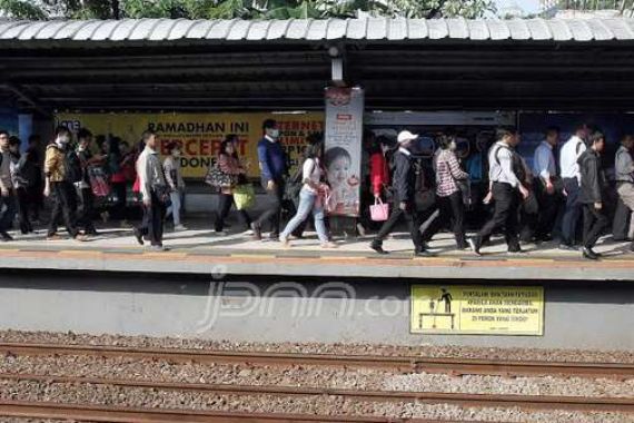 Akses Masuk Stasiun Tangerang Ditutup, Penumpang KRL Mengeluh - JPNN.COM