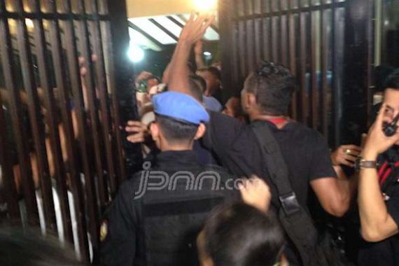 Demi Silatnas Relawan, Pendukung Jokowi Rela Berdesakan - JPNN.COM