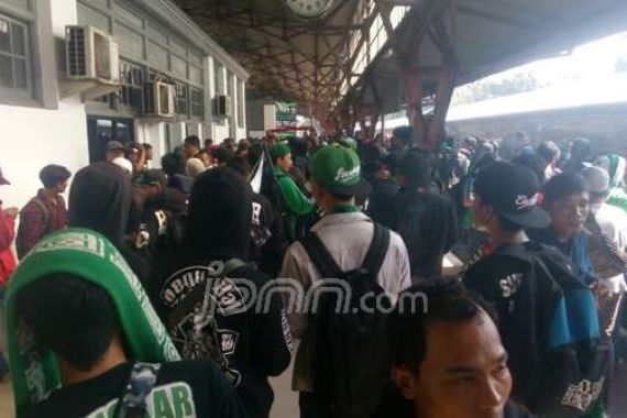 Tegang, Bonek Dilarang Turun di Stasiun Pasar Senen - JPNN.COM