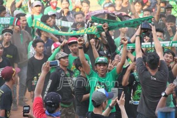 Kumpul di Stadion Tugu, 966 Bonek Dijaga 1.000 Polisi - JPNN.COM