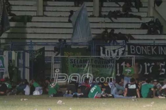 Demi Persebaya..Makan Sekali Sehari‎, Tidur Beralas Rumput - JPNN.COM