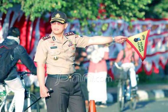 Salut, Pak Kapolres Masih Mau Atur Lalin dan Seberangkan Warga - JPNN.COM