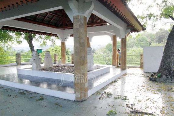 Sekjen PDIP Prihatin Makam Pahlawan Besar di NAD Kurang Terawat - JPNN.COM