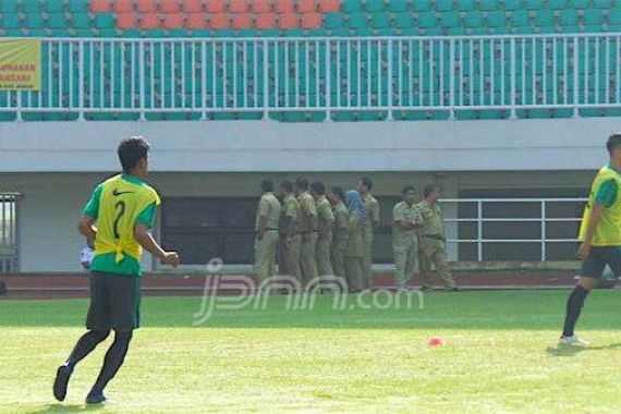 Timnas AFF Latihan, Rombongan PNS Asyik Berwefie di Pinggir Lapangan - JPNN.COM