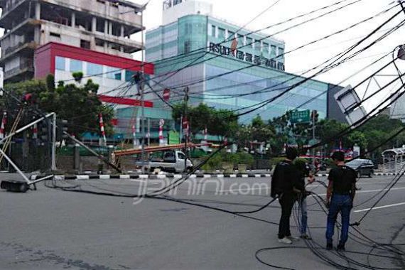 Tiang Listrik Tumbang di Perempatan Tarakan, Kabel Tutupi Badan Jalan - JPNN.COM