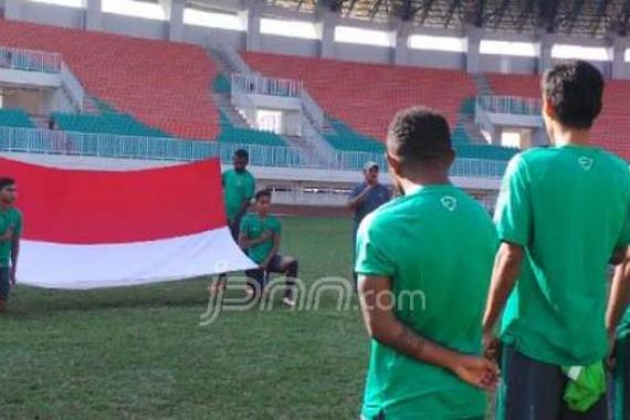 Khidmat..Upacara Sederhana Timnas di Pakansari - JPNN.COM