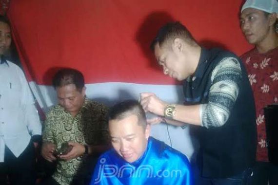 Owi/Butet Sabet Emas, Menpora ‎Langsung Gundul dan Cukur Kumis - JPNN.COM