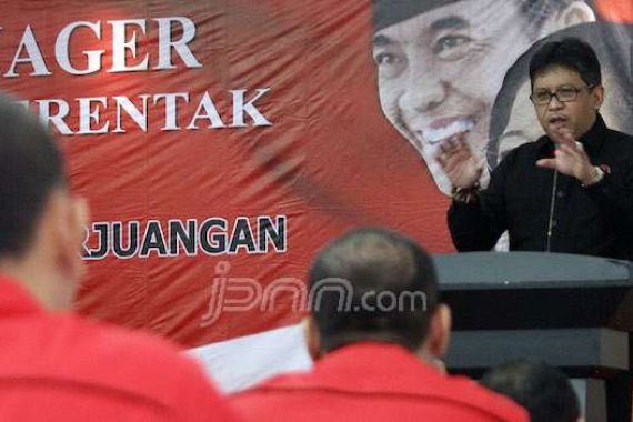 Kader PDIP Nyanyikan 'Ahok Pasti Tumbang', Ini Kata Hasto - JPNN.COM