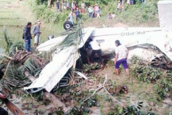 Mesin Mati, Pesawat Latih Jatuh di Sawah - JPNN.COM