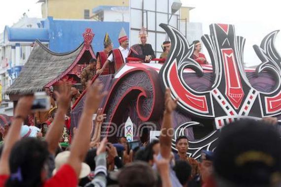Inilah Pujian Presiden Jokowi untuk Karnaval Pesona Danau Toba - JPNN.COM