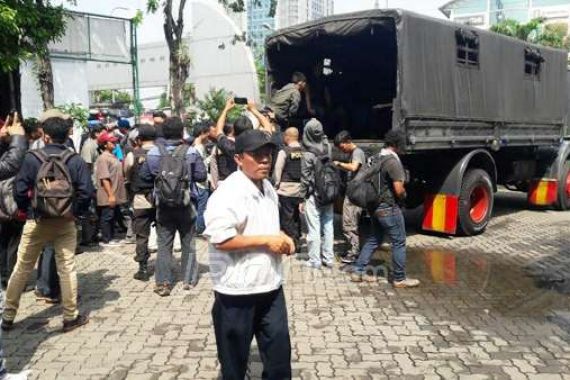 Kampus Trisakti Ricuh, 200 Bambu Runcing Ditemukan di Mobil Ford - JPNN.COM